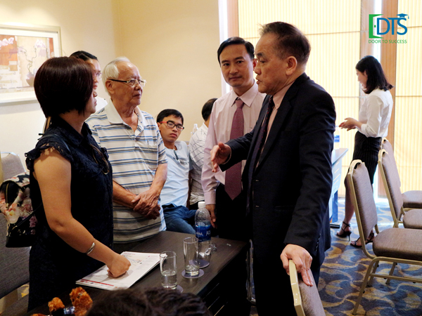 Học sinh nhận được sự tư vấn tận tình từ Tiến sĩ  Eric Kuan – Hiệu trưởng trường MDIS
