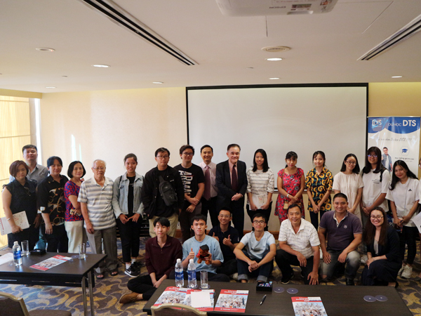 Phụ huynh và học sinh chụp hình kỹ niệm cùng Hiệu trưởng trường MDIS Singapore 1